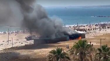 Incêndio deflagra em bar na praia do Dragão Vermelho na Costa da Caparica 
