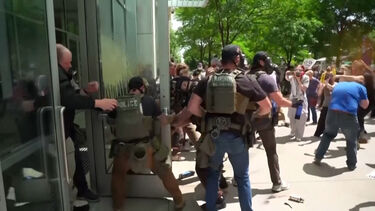 Confrontos entre manifestantes e autoridades marcam protesto nas ruas do Minnesota nos EUA