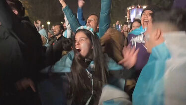 Adeptos celebram vitória da Argentina sobre a Argélia no Mundial 