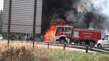 Reboque de camião destruído pelas chamas em Águeda