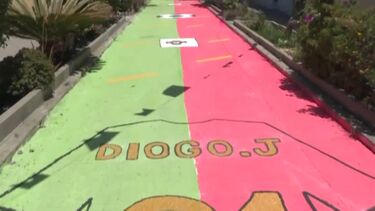 Populares pintam a Rua António Botelho em homenagem a Diogo Jota