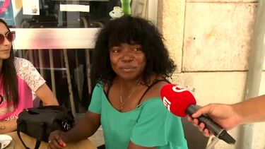 "Está mesmo muito calor": Populares bebem água para combater as temperaturas elevadas em Beja  