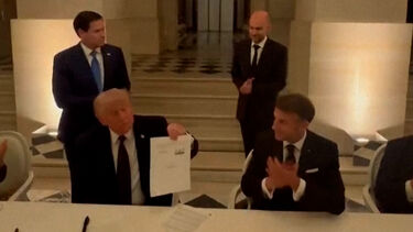 "Não foi fácil, posso garantir-vos": o momento em que Trump assina acordo com o Irão durante jantar em Versalhes  