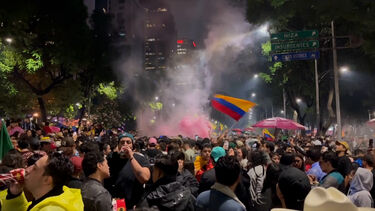 Adeptos colombianos em festa celebram vitória sobre o Uzbequistão na Cidade do México
