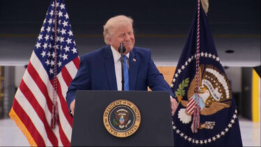 “Aqueles navios estão a sair do Estreito de Ormuz como nunca se viu antes”: Trump destaca navegação no Estreito