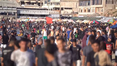 Habitantes de Gaza procuram refúgio na praia para escapar ao calor e à guerra