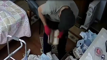 Imagens de videovigilância gravam momento em que idosa é assaltada por falso cuidador enquanto dormia 
