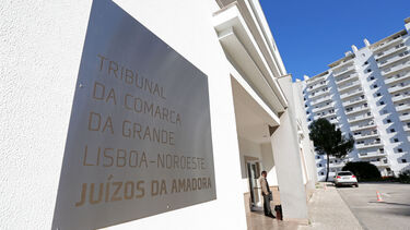 Agente da PSP condenado por dar dois murros em revista policial