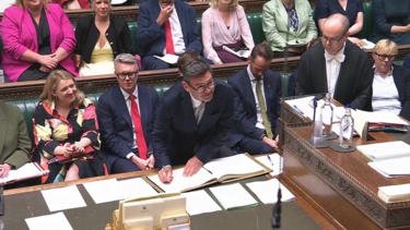 Ex-deputado Andy Burnham regressa ao Parlamento e prepara candidatura à liderança trabalhista após demissão de Starmer