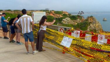 Turistas ignoram sinais de perigo e descem escadas em risco para a praia do Camilo em Lagos