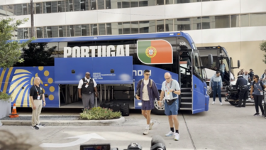 Ambiente de loucura na chegada da Seleção ao hotel em Houston com Ronaldo sempre em destaque