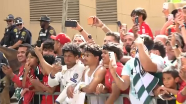 Ambiente de loucura na chegada da Seleção ao hotel em Houston com Ronaldo sempre em destaque