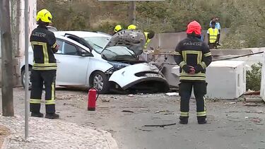 Carro atingido por pedras de grandes proporções em Trajouce, concelho de Cascais