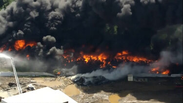Coluna de fumo negro cobre o céu em Houston após incêndio de grandes dimensões