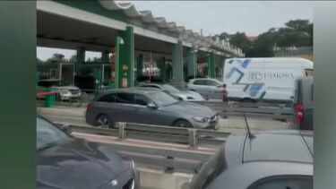 Três feridos em colisão entre dois carros na A5 na zona de Oeiras. Trânsito cortado