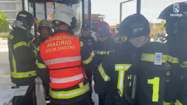 Explosão seguida de incêndio em arranha-céus causa grande aparato em Madrid 
