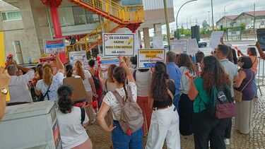 Mais de meia centena em protesto para exigir verbas para colégios de ensino especial