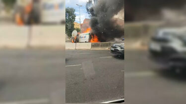 Carrinha consumida pelas chamas em Alcântara