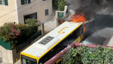 Autocarro da Carris incendeia-se em Odivelas