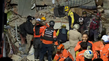 Equipas de resgate procuram sobreviventes nos escombros após sismos abalarem a Venezuela