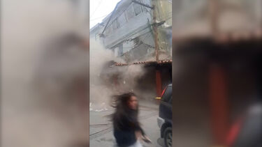 O momento em que edifício desaba e moradores fogem após sismos na Venezuela
