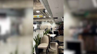 O momento em que teto de aeroporto desaba após sismos na Venezuela