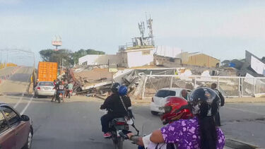 Percurso de mota revela destruição deixada pelos sismos na cidade venezuelana de La Guaira