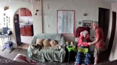 Idoso protege mulher ao sentir casa a abanar durante sismo na Venezuela