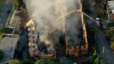 Imagens mostram destruição causada por incêndio numa fábrica em Allentown, nos EUA