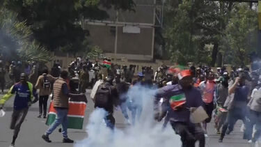 Polícia bloqueia estradas durante comemoração do aniversário dos protestos que causaram dezenas de mortos no Quénia em 2024