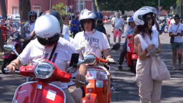 Fãs de Vespa juntam-se em Roma para celebrar 80 anos do icónico scooter italiano