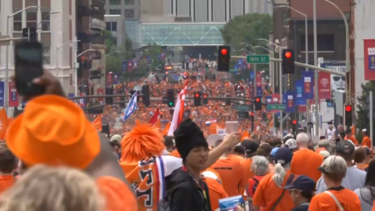 Festa laranja toma conta da cidade de Kansas antes do jogo dos Países Baixos no Mundial