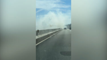 Carro incendeia-se no IC20 na Costa da Caparica