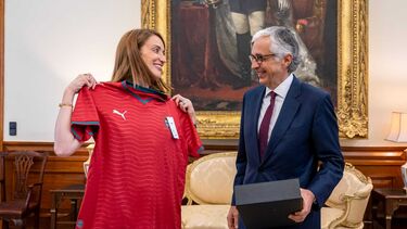 Aguiar-Branco oferece camisola da seleção a Roberta Metsola durante visita ao Parlamento