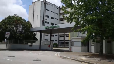 Funcionária de lar com marido infetado com Covid-19 continuou a trabalhar. Surto infetou 109 utentes e matou 18