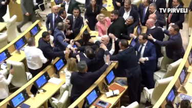 Confrontos e agressões entre deputados marcam discurso do primeiro-ministro no Parlamento da Geórgia