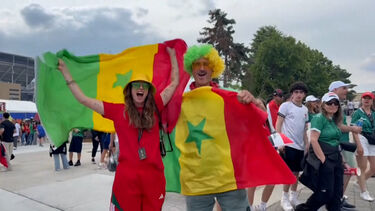 Adeptos celebram vitória do Senegal depois da seleção eliminar o Iraque do Mundial