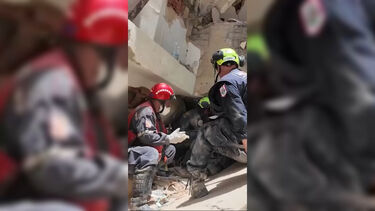 Bebé resgatado com vida após estar 72 horas debaixo dos escombros provocados pelos sismos na Venezuela