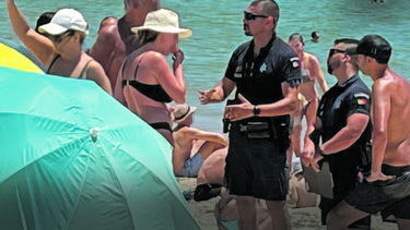 Polícia Marítima trava banhistas por causa dos guarda-sóis em frente a espaço concessionado