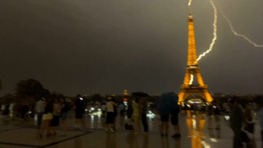 Imagens mostram raios a atingir a Torre Eiffel durante tempestade que atravessou Paris