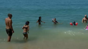Banhistas aproveitam calor com ida à praia no Algarve