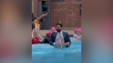 Presidente da Câmara de Nova Iorque mergulha de fato para assinalar abertura de piscinas ao ar livre da cidade 