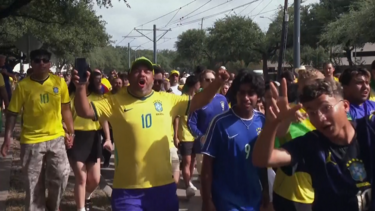 Fãs brasileiros fazem festa em Houston antes do jogo decisivo frente ao Japão