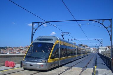Metro do Porto funcionará durante todo o dia na Linha Amarela, entre Santo Ovídio e o Hospital de S. João", bem como "entre as estações da Senhora da Hora e do Estádio do Dragão",