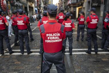 Cinco agentes da Polícia Foral de Navarra morreram, na manhã desta quarta-feira, num grave acidente de viação na autoestrada AP-8