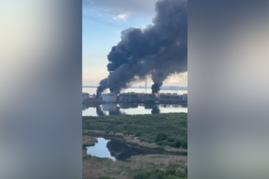 Ataque ucraniano a terminal petrolífero na Rússia provoca enorme nuvem negra de fumo