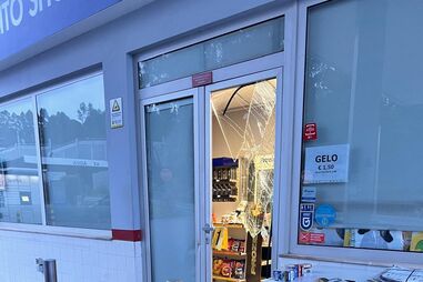 Ladrões usaram marreta para quebrar porta da loja de conveniência