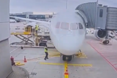 O momento em que avião colapsa após falha de trem de aterragem em Frankfurt. Há vários feridos