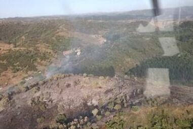 Dois meios aéreos combatem incêndio em Odemira 