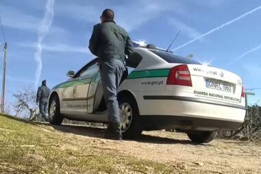 Fogem à GNR em carro furtado, abalroam três viaturas e acabam feridos no hospital